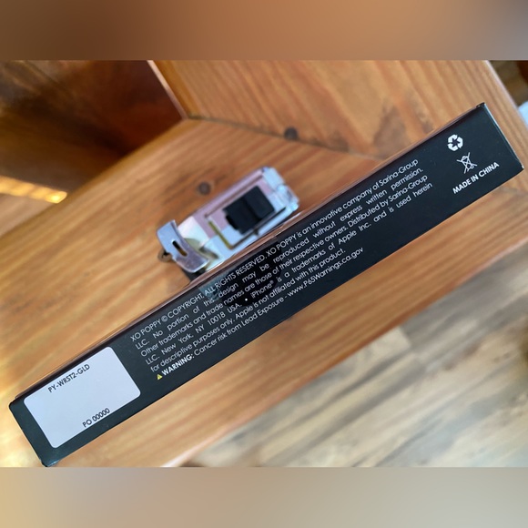 XO Poppy Hold It Wristlet Charm For Smartphones - Picture 3 of 4